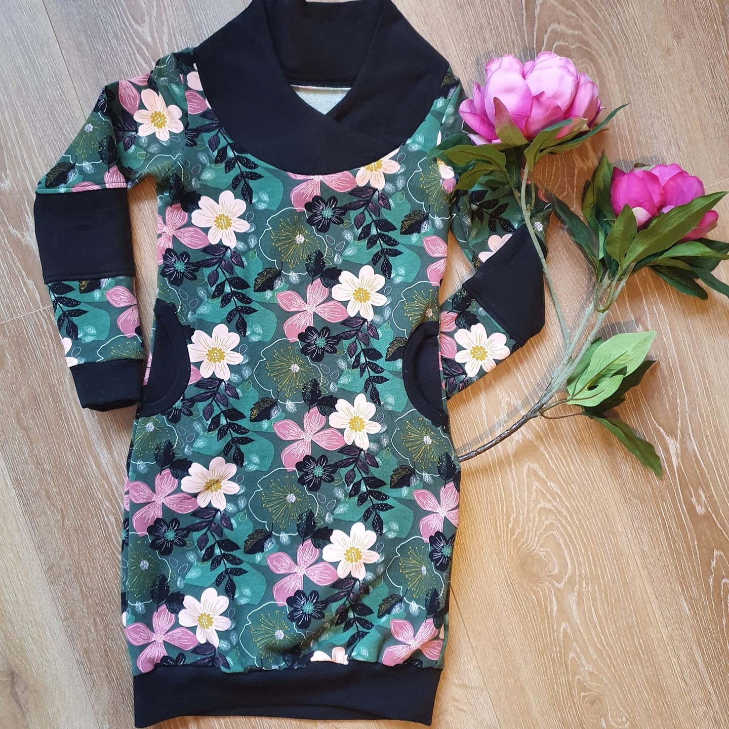 How absolutely gorgeous is this Vivax dress sewn up by Giselleke Kat? The colors in the fabric she chose are absolutely gorgeous!

#sewforgirls #sofilantjes #vivaxdress #wintersewing #winterfabric #floralknit #sewsewsew